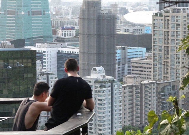 修囤房稅 政院動了