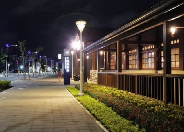 高雄鐵路地下化綠園道 舊三塊厝車站成打卡一景