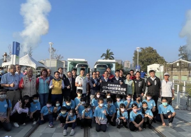 高雄輕軌串接夢時代和美術館特區 明年1月2日前全線免費搭乘