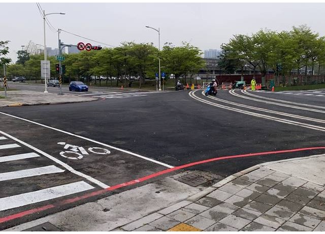 舖軌完成！高雄輕軌二階美術館、馬卡路口開放通行