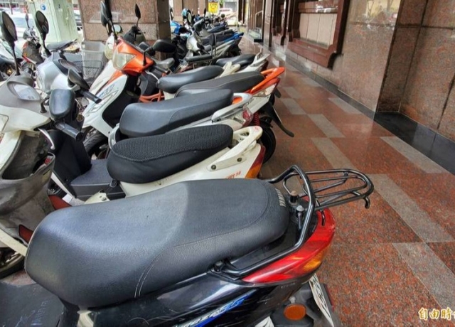 高雄有條件開放騎樓停機車 建物出入口應保留1.2米空間