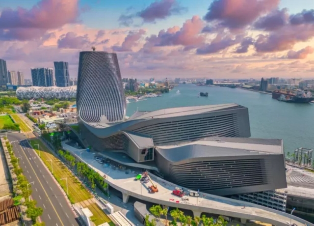 高雄港旅運中心有著鯨魚流線外型 3月6日啟用