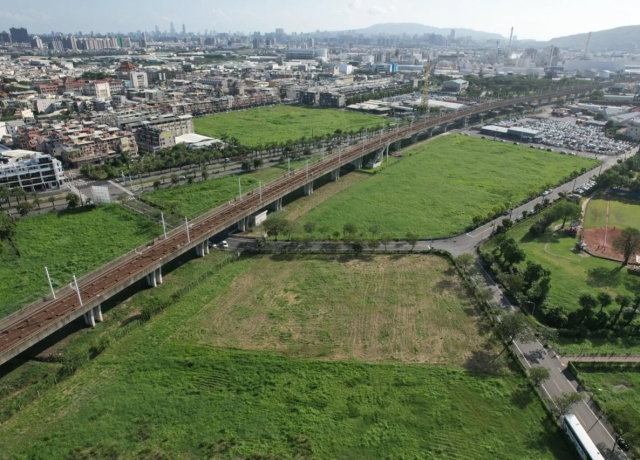 地政局賣地百分百標脫　友友泰郡均以9.1億購高雄車站與高雄大學地