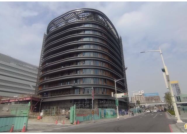 台鐵高雄車站旅館大樓露出「半邊臉」 網讚好看、有質感