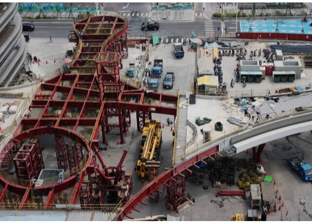 天棚萬噸鋼構將合攏！台鐵高雄站天空步道最後「拼圖」吊裝