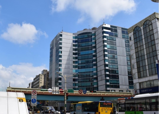 央行出乎意料升息半碼 專家：商用不動產先蹲後跳