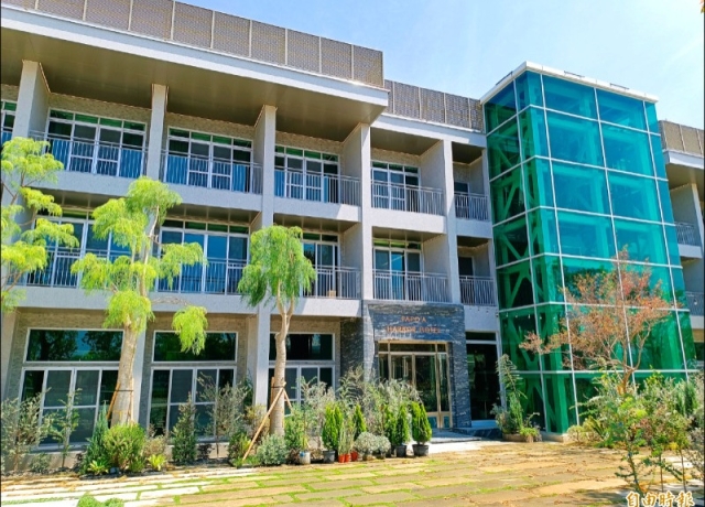 《高雄》「高港候工所」活化 變身水岸輕軌旅宿