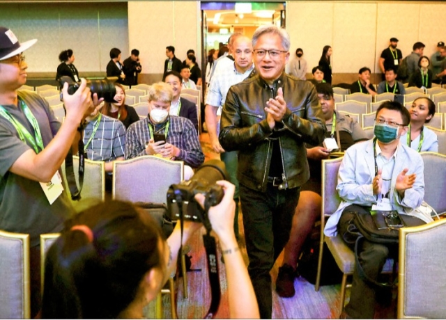 黃仁勳:輝達超級電腦中心 可能落腳高雄