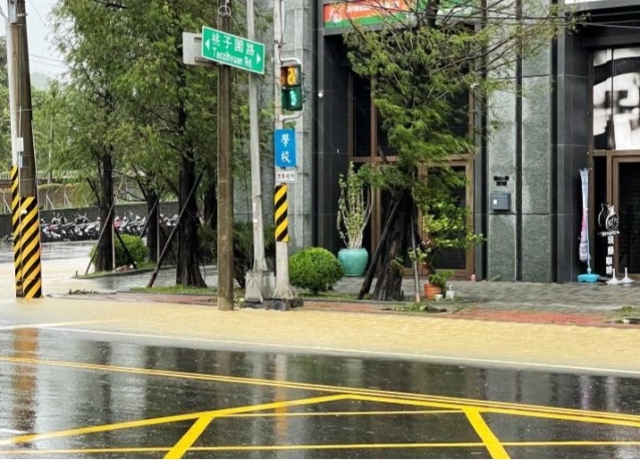 高雄豪大雨逢大潮 愛河流域與市區紛傳積淹水 防淹須先這樣做