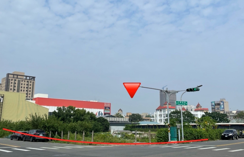 楠梓家樂福旁三角窗建地