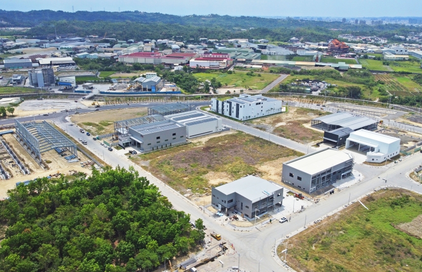 仁武產業園區首排吸睛新廠房