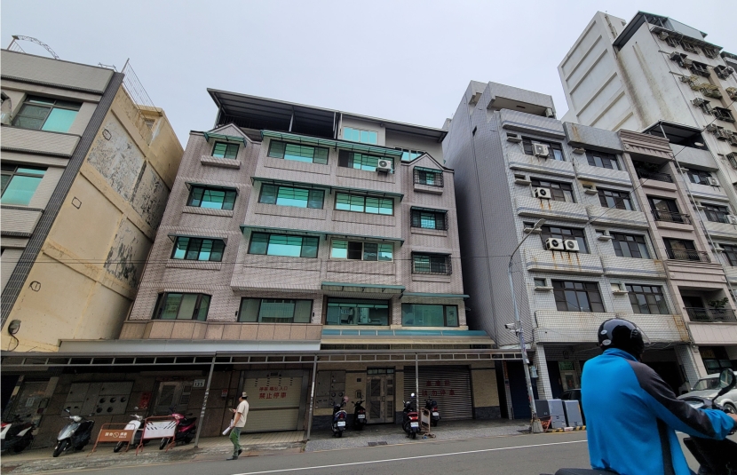 駁二寬梯透天店面