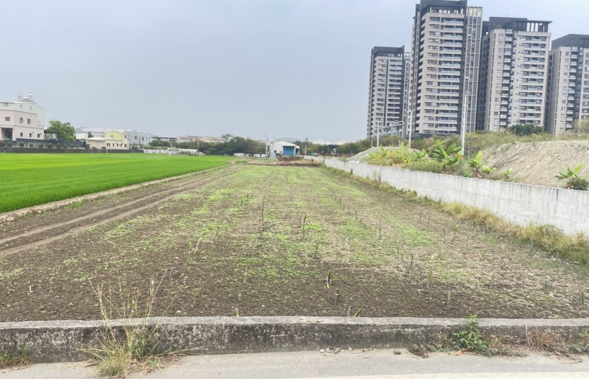 華鳳商圈旁農地