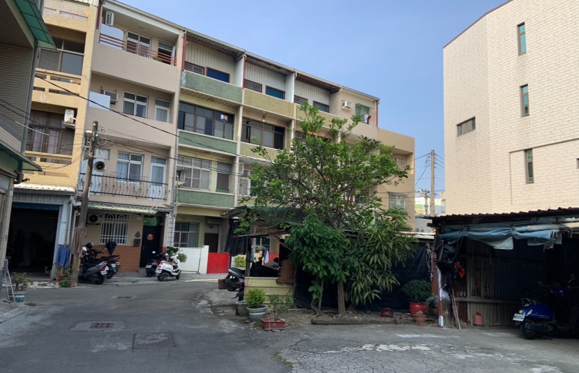 路竹捷運三角窗建地