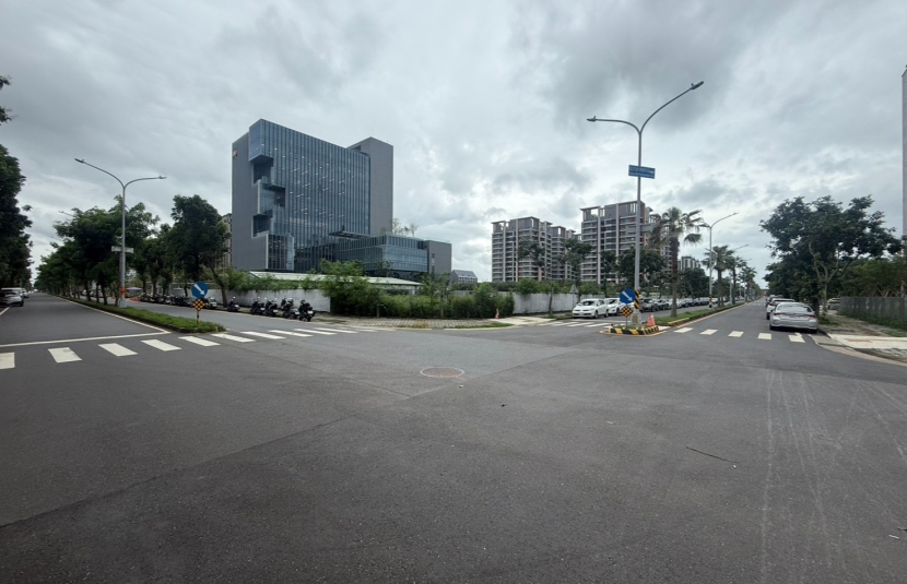 高鐵雙面臨路建地
