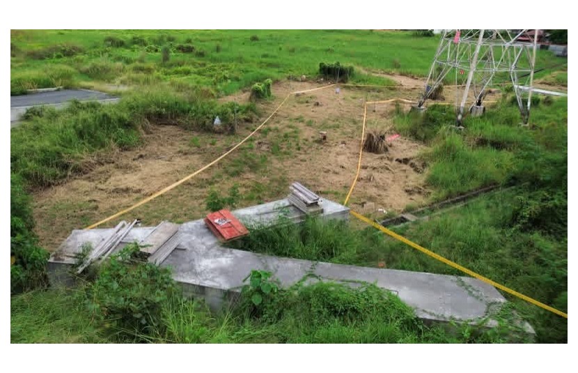 鳳屏二路毗鄰工業區農地