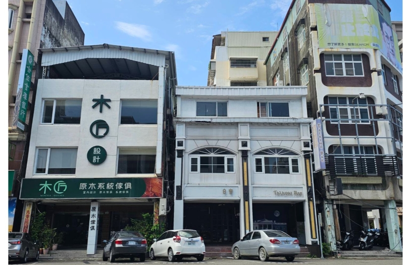 青年一路三角窗旁大面寬透天店霸